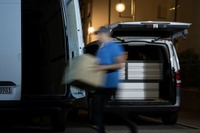 メルセデスベンツ、デジタルキーによる建設機材の車内への配達&回収サービス発表 画像