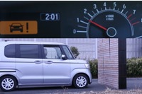 「ペダル踏み間違い時加速抑制装置」があっても前進? 国交省が啓発ビデオ 画像