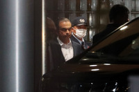 ゴーン被告、GW10連休直前に再保釈…スーツ姿で出迎えはトヨタ アルファード［新聞ウォッチ］ 画像