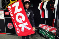 女子は装着じゃなくて試着! SUPER GT に出店する NGKスパークプラグ 画像
