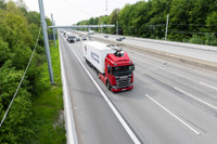 ドイツのアウトバーンでeハイウェイの実証実験始まる…架線からトラックに給電［動画］ 画像