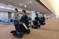 自動で追従する電動車いす ANAが成田空港で実証実験を実施へ 画像
