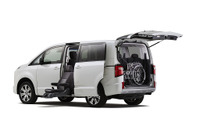 【三菱 デリカD:5 新型】福祉車両「サイドムービングシート仕様車」を設定 画像