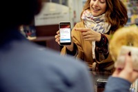 VWの新コネクトサービス、車両周辺の店舗のお得情報をスマホに表示…ドイツで開始 画像