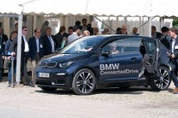 BMWと信号機が通信、赤信号での停車を減らすC-V2Xの実証実験…5G通信団体が成功 画像