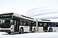 いすゞと日野、国産初のハイブリッド連節バスを発売　安心・安全な大量輸送を実現 画像