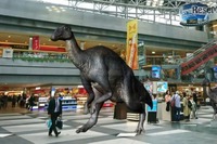 空港に恐竜が出現!? 実物大を3Dで擬似体験 5月25-31日 画像