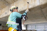 NEXCO中日本、補助器具「点検楽っく」を開発 コンクリート打音検査での疲労軽減 画像