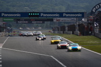 【スーパー耐久 富士24時間】レースがスタート、各クラス接戦の展開に 画像