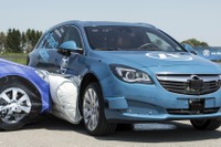 車外にふくらむサイドエアバッグ、ZFがプロトタイプ発表…重傷リスクを最大40％低減［動画］ 画像