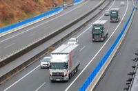 5G車両間通信による車間距離自動制御の実証実験に成功 高速道路で世界初、ソフトバンク 画像