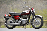右足でギアチェンジ!? カワサキビッグバイクの元祖「W1」に試乗して再認識した“魂”と進化 画像