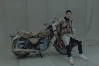 ヤマハ SR400 が「服」を着た…ライダーも着れる「Over」、パリコレ会期中に展示 画像