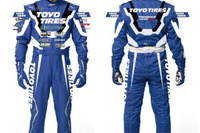 トーヨータイヤ×プーマ、パートナーシップをスタート D1GP開幕戦でレーシングスーツ披露 画像