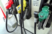 レギュラーガソリン6週連続値下がり、前週比1.1円安の145.9円 画像