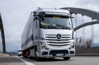メルセデスベンツの新型大型トラック、部分自動運転など最新先進運転支援の最終テストを完了 画像