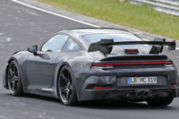 ポルシェ 911GT3 新型、電動化はナシ! 巨大ウィング装着でニュル出現 画像