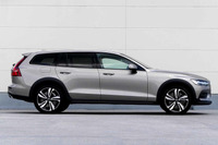 【ボルボ V60クロスカントリー 新型試乗】クルマを見れば、人気の理由がわかる…中村孝仁 画像