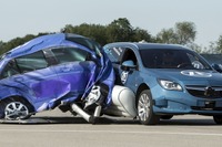 ZF、世界初のプリクラッシュ保護システム発表…緊急時に自動的に車線変更 画像