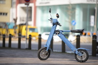 公道を走行できる折り畳み電動バイクに新色…ブレイズスマートEV 画像