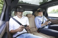 車両の動きにゲームが連動…ポルシェ、後席乗員向けVRエンターテインメント開発 画像