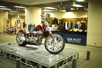 百貨店にカスタムバイク…「HERITAGE モーターサイクルウエア&ギアの世界」で見た大阪の“粋” 画像
