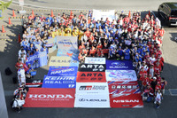 ライバルの垣根を超えて私設応援団が集合写真…SUPER GT 第5戦 画像