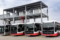 メルセデスベンツの新型EVバス、パンタグラフやルーフレールから急速充電…新コンセプトの充電施設 画像