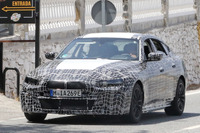 BMW初の4ドアEVクーペ「i4」、車高は高くクロスカントリー風? 画像
