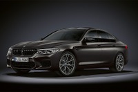 BMW M5誕生35周年記念モデル、内外装に限定装備を多数採用 価格2160万円 画像