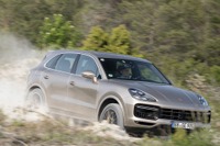 ポルシェ カイエン 新型に680馬力PHV、最新の電子制御システム搭載…フランクフルトモーターショー2019で発表へ 画像