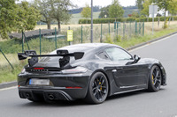 ポルシェ 718ケイマン に最終兵器「GT4 RS」…開発車両をスクープ 画像