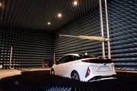 クルマを丸ごと測定可能なパナソニックの電波暗室---V2VやV2Xも 画像