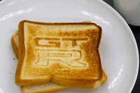 ファン必見、「GT-R」エンブレムが焼きあがるホットサンドメーカー発売へ 画像