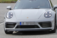 911カレラ とは顔が違う!ポルシェ 911GTS 新型、デビューは2020年初か 画像