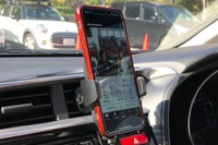 オートバックス、PBワイヤレス充電スマホホルダーが自動開閉式に進化 画像