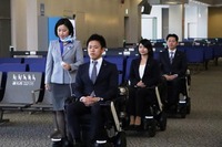 自動追従電動車いすの実証実験、一般利用客が参加して成田空港で実施 ANA 画像
