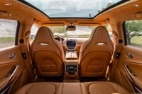 アストンマーティン初のSUV『DBX』、インテリアを先行公開…11月20日デビューが決定 画像