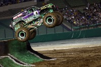 重さ5トン、1500馬力のモンスター級トラックが宙を舞う　MONSTER JAM 2019 IN JAPAN 画像