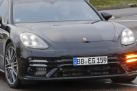 ポルシェ パナメーラ、最強モデルは「ライオン」!? 改良新型の内外装をキャッチ 画像