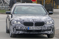 これがBMW 5シリーズ 改良新型の「顔」だ!新グリルも完全露出 画像