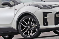 トヨタ C-HR GRスポーツ、ADVAN FLEVA V701 を新車装着 画像