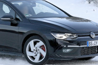 VW ゴルフGTI 新型、プロトタイプが豪雪に出現…歴代最強の255馬力へ 画像