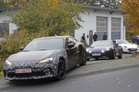 ロードスターとアルピーヌ従え…スバル BRZ 謎の開発車両、改良モデルかスペシャル仕様か 画像