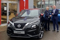 日産 ジューク 新型、欧州発売…第一号車を引き渡し 画像