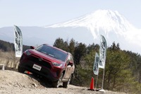 トヨタ RAV4、曲げるための4WDシステムを評価…桂伸一【日本カーオブザイヤー2019-2020】 画像