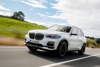 BMW X5 新型、EV後続80kmのPHEVモデル追加---最高出力530psのMモデルも 画像