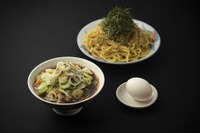 日本一行列ができる立ち食いそば「港屋」がメルセデスと“共演” 新メニュー 画像