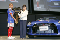 J1優勝の立役者、横浜F・マリノス仲川選手にサプライズ! 日産が GT-R を贈呈 画像