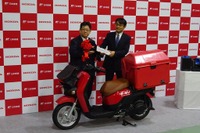 ホンダ 安部常務「生活に溶け込むよう期待」…日本郵便に電動二輪車を初納入 画像